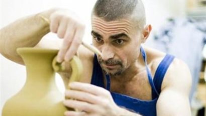 Fostul spărgător de bănci, Ambrus Attila, expune obiecte ceramice la târgul meşteşugăresc de la Sf. Gheorghe