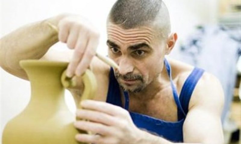 Fostul spărgător de bănci, Ambrus Attila, expune obiecte ceramice la târgul meşteşugăresc de la Sf. Gheorghe