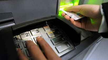 Români reţinuţi că furau clienţii la bancomate în Spania