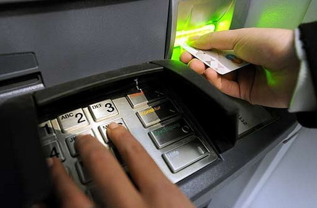 Români reţinuţi că furau clienţii la bancomate în Spania Români reţinuţi că furau clienţii la bancomate în Spania