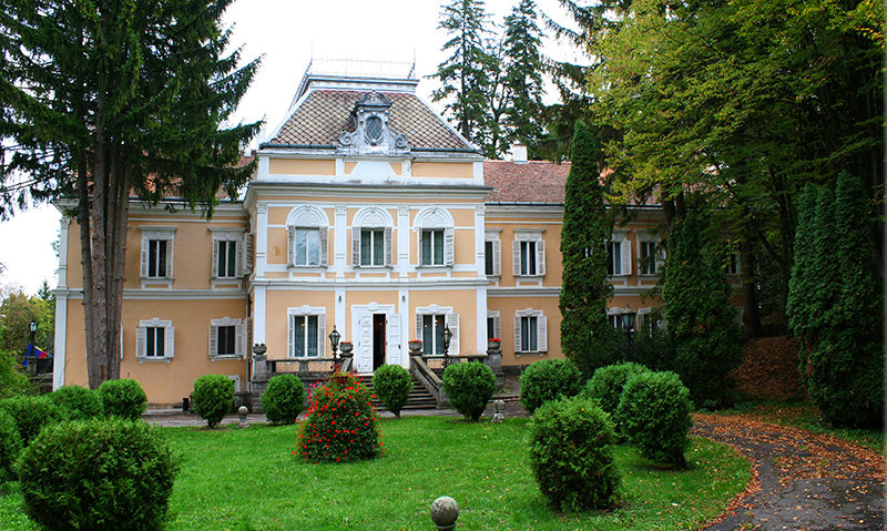 Peste o mie de persoane au semnat o petiţie on-line prin care cer autorităţilor statului român să asigure continuitatea Centrului de Cultură Arcuş Peste o mie de persoane au semnat o petiţie on-line prin care cer autorităţilor statului român să asigure continuitatea Centrului de Cultură Arcuş