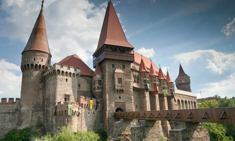 Castelul Corvinilor este gazda primei ediţii a Târgului European al Castelelor