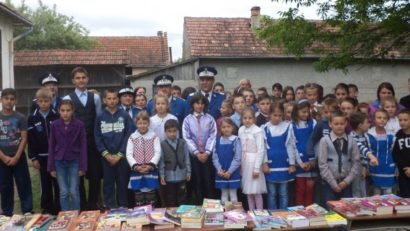 Jandarmii covăsneni au donat cărți elevilor