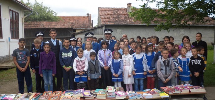 Jandarmii covăsneni au donat cărți elevilor Jandarmii covăsneni au donat cărți elevilor
