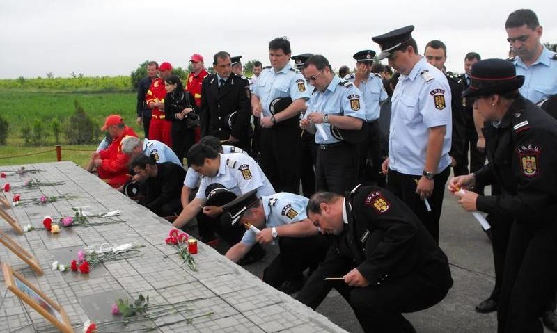 Ceremonial comemorativ la Mihăileşti, în memoria victimelor tragediei de acum 11 ani, când a explodat un camion cu azotat de amoniu Ceremonial comemorativ la Mihăileşti, în memoria victimelor tragediei de acum 11 ani, când a explodat un camion cu azotat de amoniu