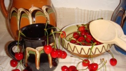 Pentru creştinii ortodocşi sunt „Moşii de vară”, zi în care sunt pomeniţi cei adormiţi şi care precede sărbătoarea Rusaliilor