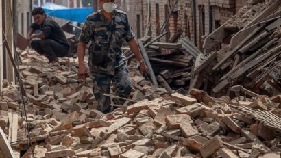 Trei oameni au fost scoşi în viaţă de sub dărâmături, la opt zile de la cutremurul din Nepal