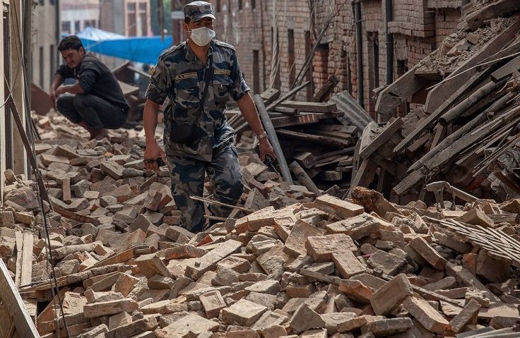 Trei oameni au fost scoşi în viaţă de sub dărâmături, la opt zile de la cutremurul din Nepal Trei oameni au fost scoşi în viaţă de sub dărâmături, la opt zile de la cutremurul din Nepal