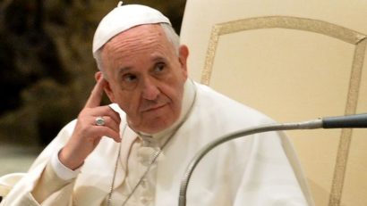 Un bărbat i-a închis de două ori telefonul papei, crezând că este o glumă