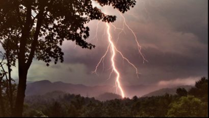 Cod galben de averse şi descărcări electrice în judeţele Harghita, Olt, Argeş şi Dâmboviţa