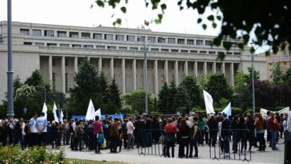 300 de funcţionari publici au protestat astăzi pentru a patra zi în faţa guvernului