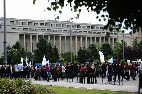300 de funcţionari publici au protestat astăzi pentru a patra zi în faţa guvernului 300 de funcţionari publici au protestat astăzi pentru a patra zi în faţa guvernului