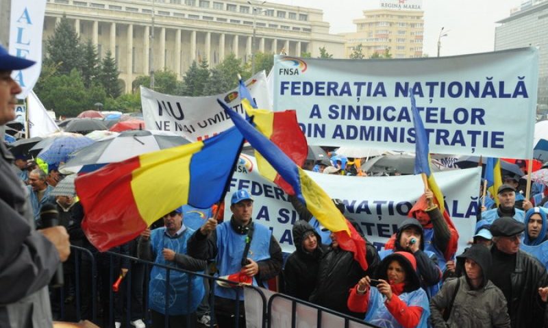 Sindicaliştii din administraţie protestează, la această oră, în Piaţa Victoriei Sindicaliştii din administraţie protestează, la această oră, în Piaţa Victoriei