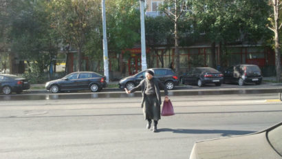 Atenție pe unde treceți strada!