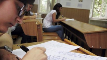 Este o nouă zi de înscriere a elevilor de clasa a 8 a la examenul de evaluare naţională