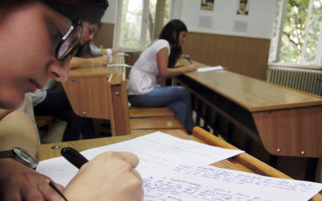 Este o nouă zi de înscriere a elevilor de clasa a 8 a la examenul de evaluare naţională Este o nouă zi de înscriere a elevilor de clasa a 8 a la examenul de evaluare naţională