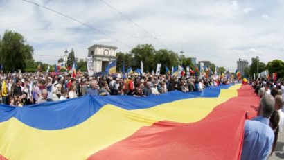 Un tricolor de 300 de metri a fost întins sâmbătă pe podul de peste Prut