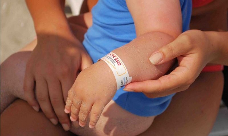 Peste 25.000 de brăţări de vacanţă au fost împărţite micuţilor de până la 7 ani pe plajele de la mare Peste 25.000 de brăţări de vacanţă au fost împărţite micuţilor de până la 7 ani pe plajele de la mare