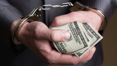 Doi agenţi de poliţie au refuzat o mită de 2.000 lei