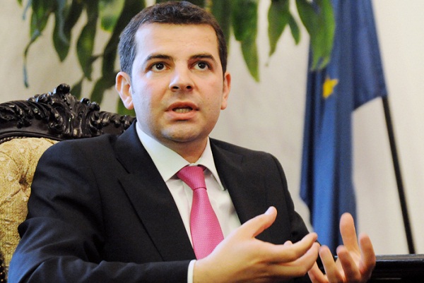 Partidul Conservator a lansat, astăzi, la Bucureşti, în dezbatere publică o lege a familiei şi îi invită pe toţi cei care sunt interesaţi de subiect să îşi spună punctul de vedere Partidul Conservator a lansat, astăzi, la Bucureşti, în dezbatere publică o lege a familiei şi îi invită pe toţi cei care sunt interesaţi de subiect să îşi spună punctul de vedere