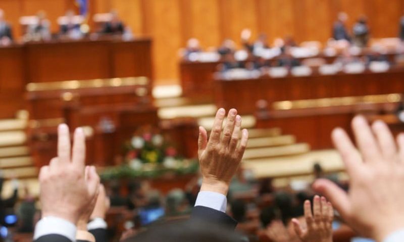 Persoanele care au lucrat cel puţin doi ani, în grupa I de muncă, se pot pensiona mai devreme