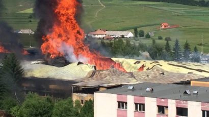 Un incendiu puternic a avut loc, ieri, la vechea fabrica de tricotaje din Miercurea Ciuc
