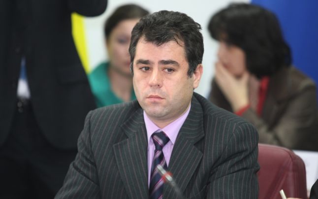Judecătorul Horaţius Dumbravă, membru al CSM, îi cere premierului să renunţe la imunitatea parlamentară Judecătorul Horaţius Dumbravă, membru al CSM, îi cere premierului să renunţe la imunitatea parlamentară