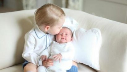 Primele fotografii oficiale ale Prințesei Charlotte, în brațele fratelui său, Prințul George