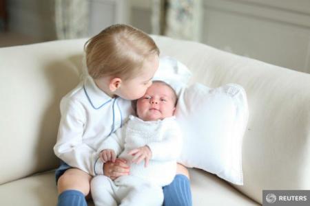 Primele fotografii oficiale ale Prințesei Charlotte, în brațele fratelui său, Prințul George Primele fotografii oficiale ale Prințesei Charlotte, în brațele fratelui său, Prințul George