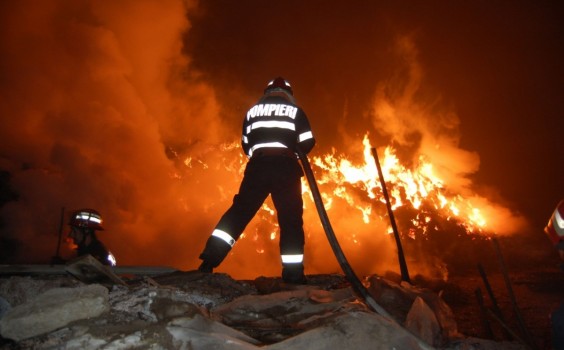 Incendiu la o hală dezafectată din Reghin Incendiu la o hală dezafectată din Reghin