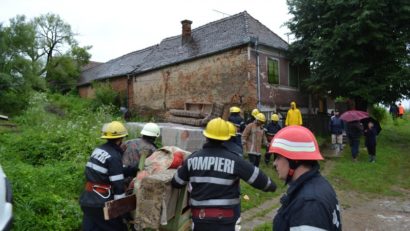 UPDATE: 23 persoane evacuate, 3 case dărâmate și alte 3 în pericol după alunecările de teren de la Apold