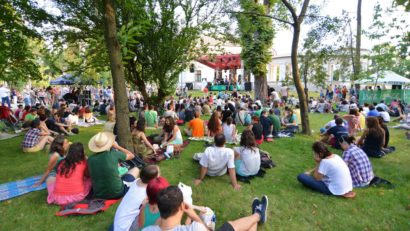 Ce poți face într-un parc? De exemplu: poți asculta jazz!