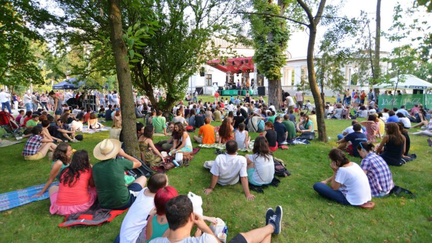 Ce poți face într-un parc? De exemplu: poți asculta jazz! Ce poți face într-un parc? De exemplu: poți asculta jazz!