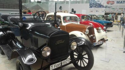 Sute de vizitatori, în deschiderea expoziției de mașini clasice de la Tg.Mureș