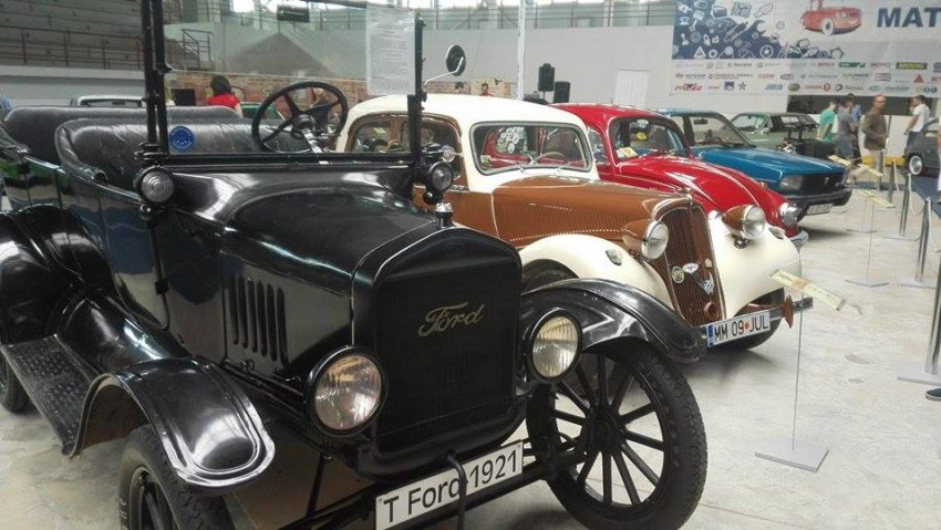 Sute de vizitatori, în deschiderea expoziției de mașini clasice de la Tg.Mureș Sute de vizitatori, în deschiderea expoziției de mașini clasice de la Tg.Mureș