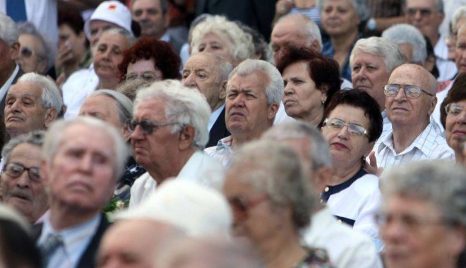 Aproximativ 200 de pensionari protestează în faţa Guvernului