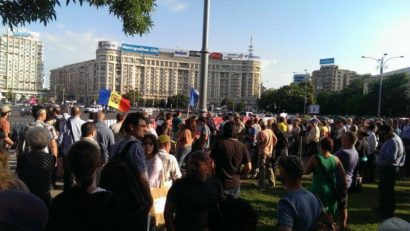 Câteva sute de persoane protestează în Capitală și în alte orașe cerând demisia premierului