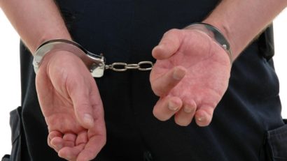 Bărbat reţinut de Poliţie după ce şi-ar fi agresat mama şi un nepot