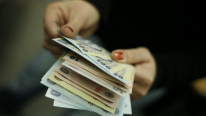 Salariul minim pe economie creşte, de mâine, la 1050 de lei pentru angajaţii cu program complet de lucru