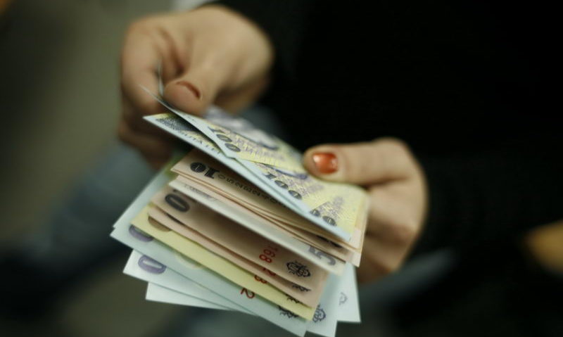 Salariul minim pe economie creşte, de mâine, la 1050 de lei pentru angajaţii cu program complet de lucru Salariul minim pe economie creşte, de mâine, la 1050 de lei pentru angajaţii cu program complet de lucru