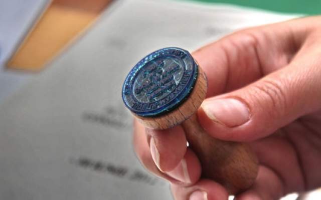 Ştampilele trebuie păstrate în uz. La ce pericole s-ar ajunge dacă s-ar renunţa la ştampile