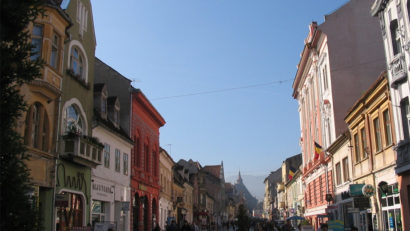„Curățenie” în publicitatea stradală din Centrul Vechi al Brașovului