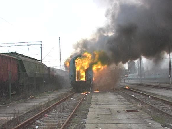 Vagonul unui tren care circulă pe relaţia Bucureşti Obor-Feteşti a fost afectat de un incendiu
