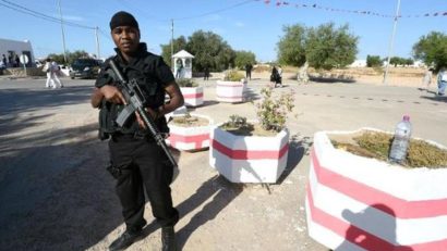 Sute de poliţişti înarmaţi, mobilizaţi în staţiunile de pe coasta tunisiană