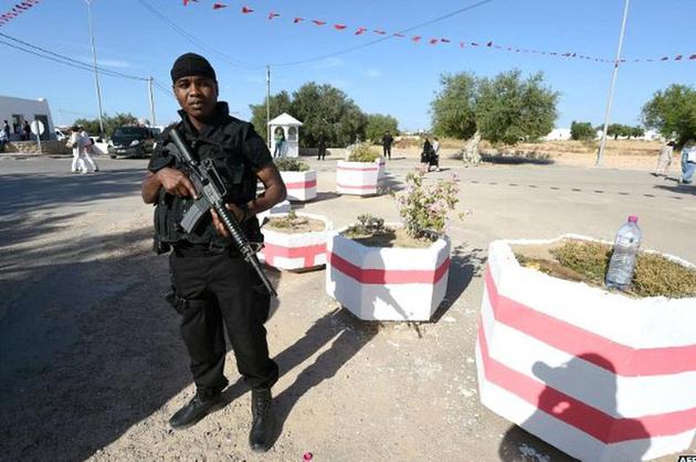 Sute de poliţişti înarmaţi, mobilizaţi în staţiunile de pe coasta tunisiană Sute de poliţişti înarmaţi, mobilizaţi în staţiunile de pe coasta tunisiană