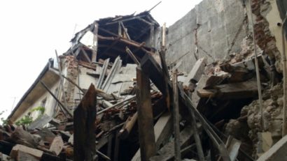 Zidul unei clădiri din Piaţa Sfatului din Braşov s-a prăbuşit