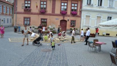Voluntari europeni construiesc mobilier urban pentru brașoveni