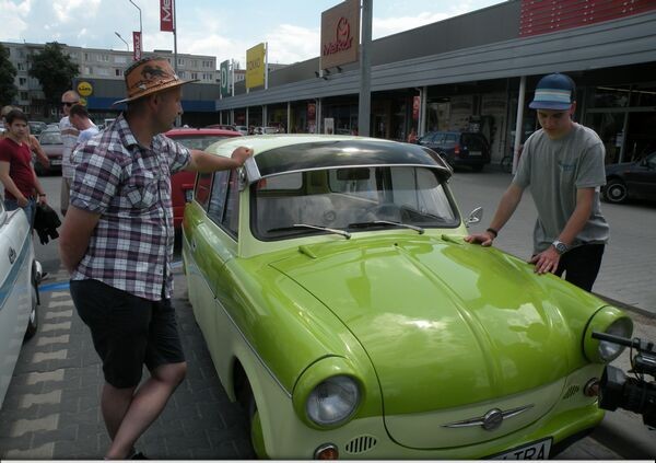 Iubitorii maşinilor Trabant şi-au dat întâlnire la Odorheiu Secuiesc Iubitorii maşinilor Trabant şi-au dat întâlnire la Odorheiu Secuiesc