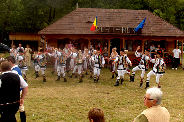 Iubitorii de tradiţie sunt aşteptaţi în acest week-end la Festivalul Văii Mureşului Iubitorii de tradiţie sunt aşteptaţi în acest week-end la Festivalul Văii Mureşului