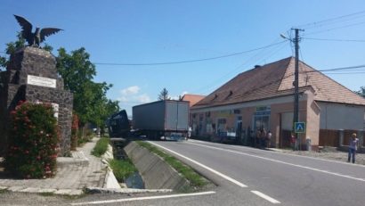 Biciclistă lovită de tir în judeţul Mureş